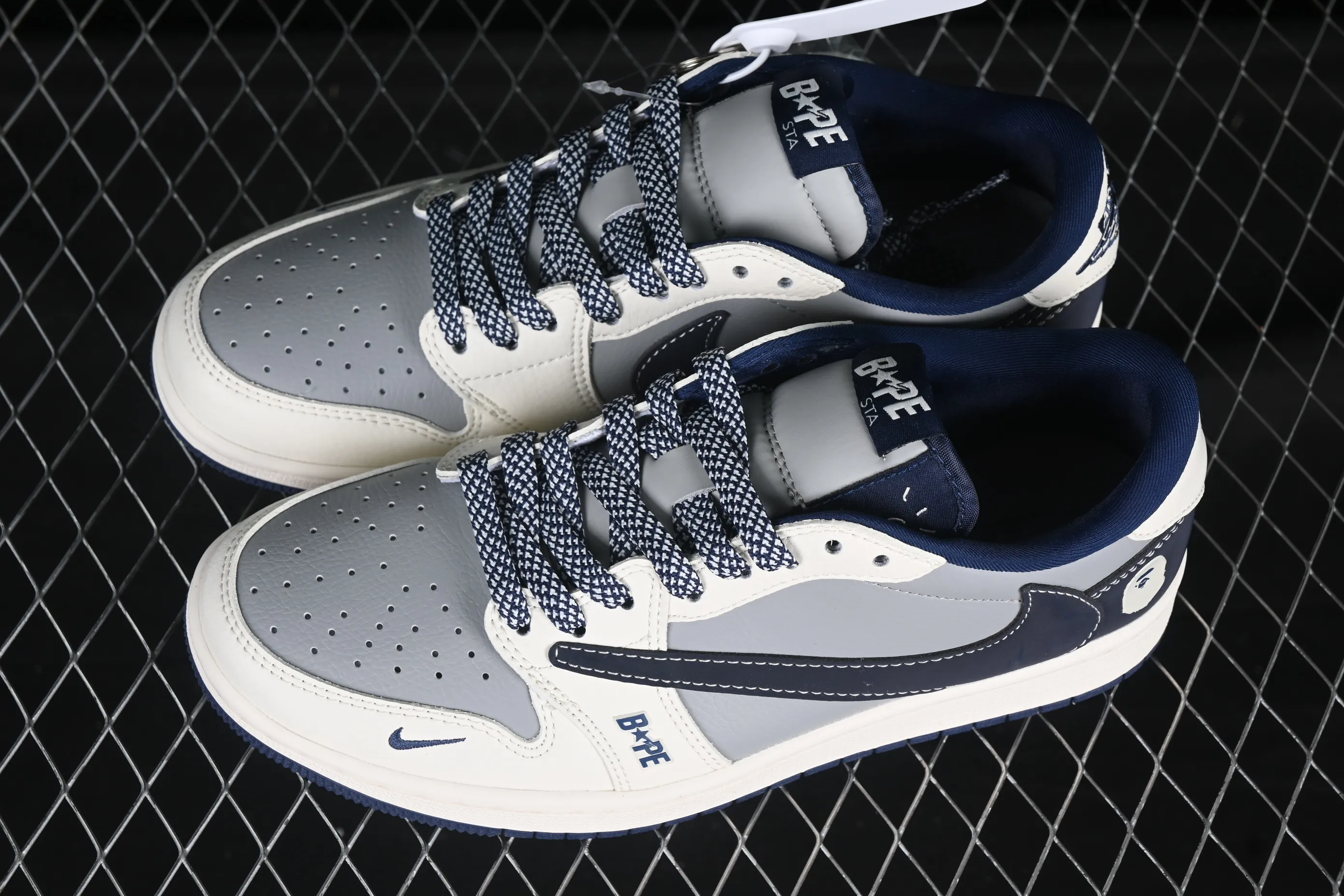 All categories Air Jordan Jordan series basketball shoes Air Jordan 1 Low High-end customized low-top sneakers Travis Scott x Fragment Design x Air Jordan 1 Low OG SP Joe 1 Guanxi co-branded gray and red pattern hook low-top cultural casual sneakers BB6511-622